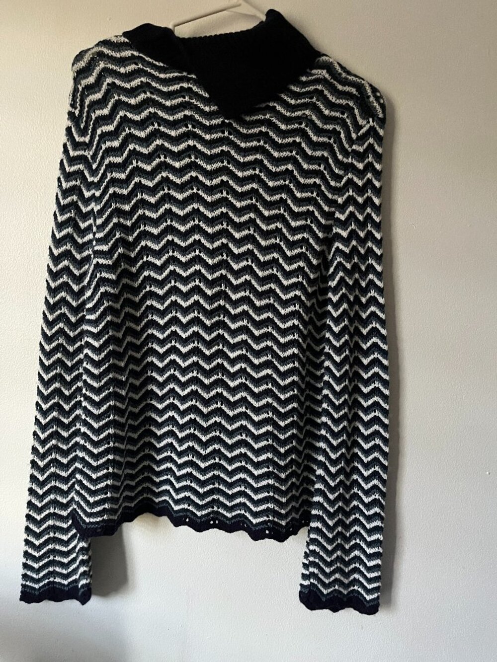 Beautiful knitted blue women sweater with zig zag motif, size xl made in Canada.